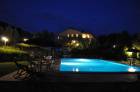 La piscina illuminata di notte